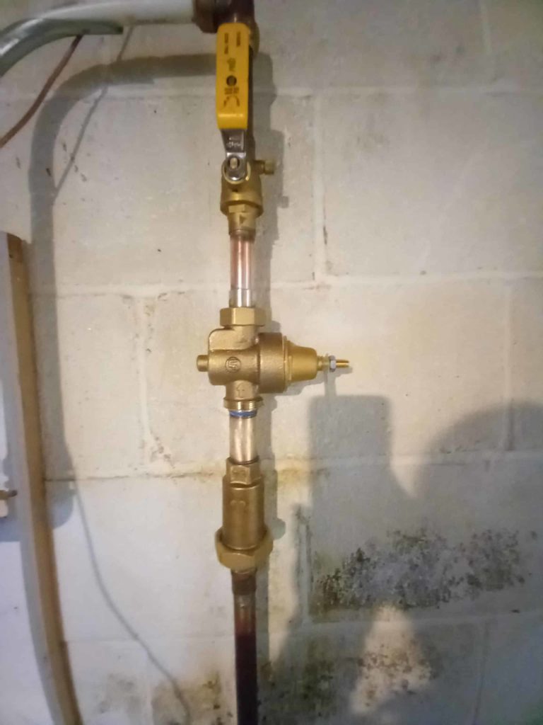 Pressure reducing valve/check valve